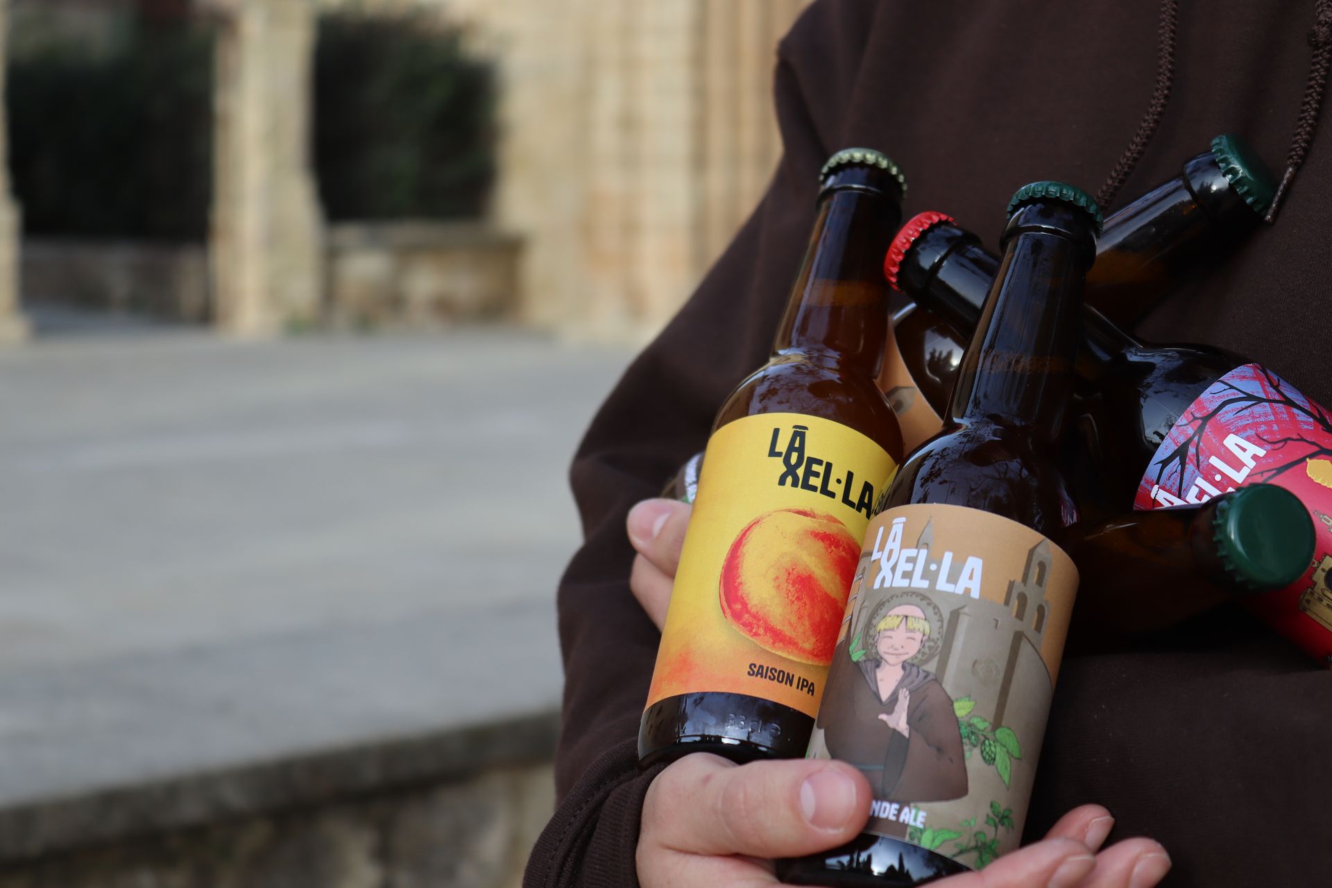 Cerseses artesanls a les mans d'una persona